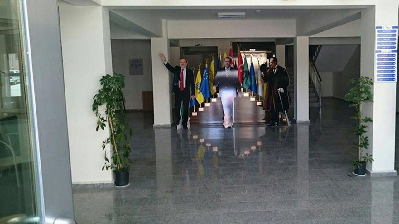 AKP'li Başkan'dan skandal Atatürk panosu