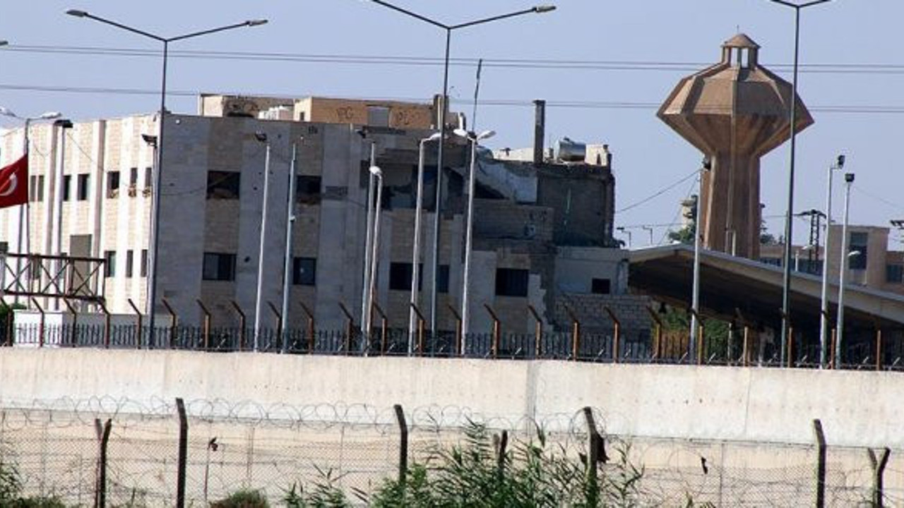 Sınırdaki ABD bayrakları ve PYD/PKK paçavraları kaldırıldı