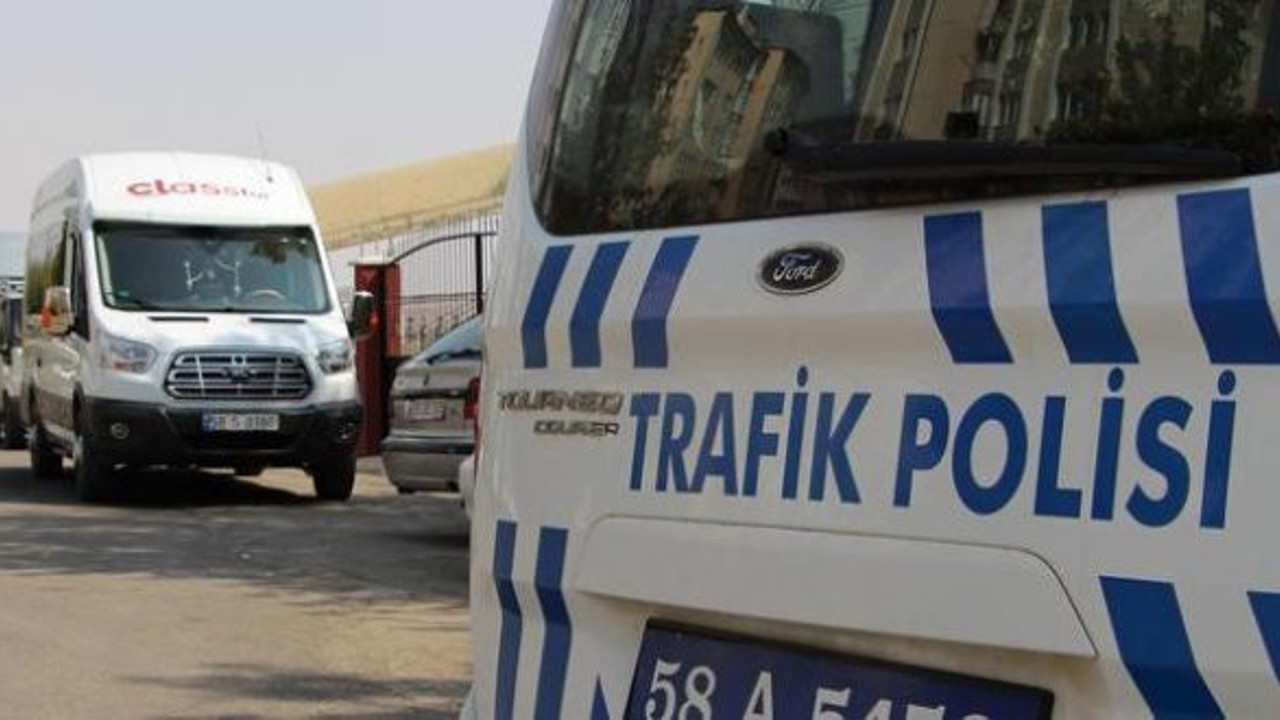 Okulun ilk günü servis aracının altında kaldı