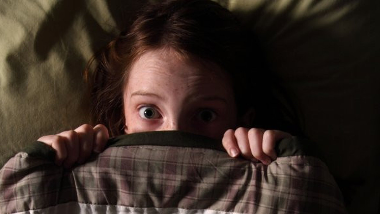 Evde yalnızken neden korkarız?