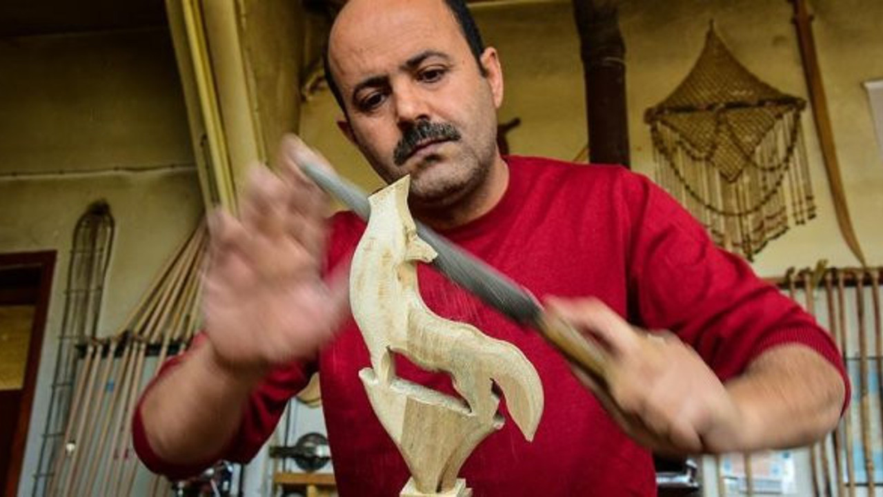 Devlet Bahçeli'ye baston hediye etti