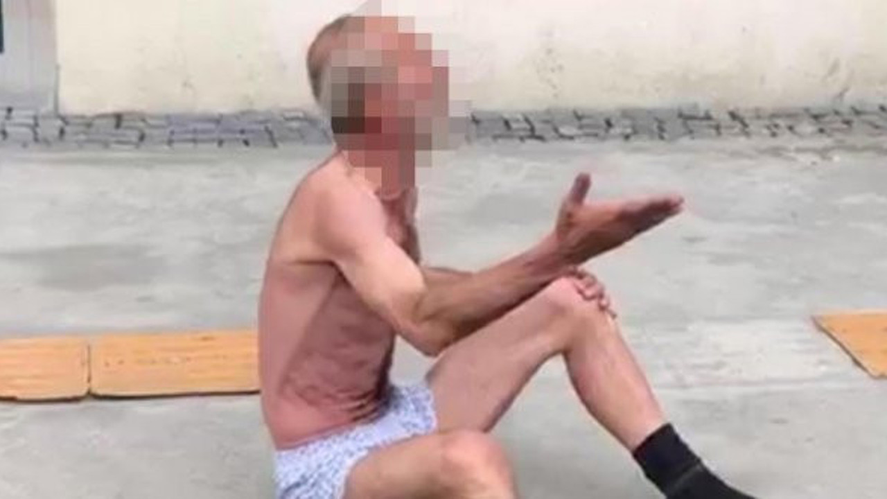 Maaşını alamadı çıplak eylem yaptı