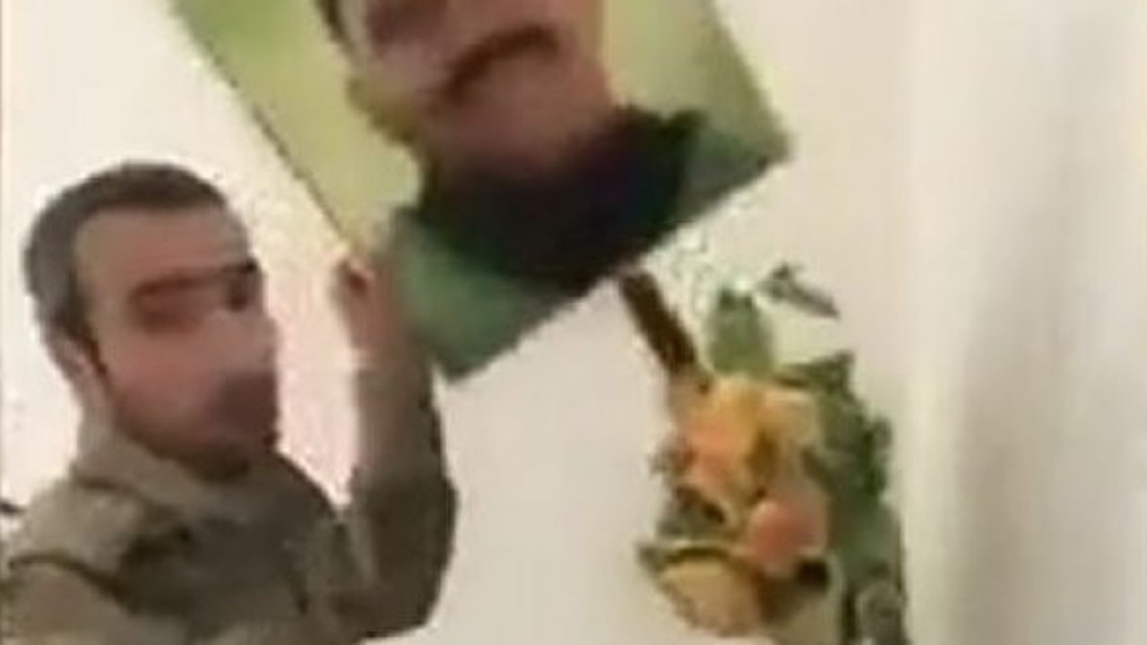 Mehmetçik Öcalan'ın resimlerini böyle indirdi