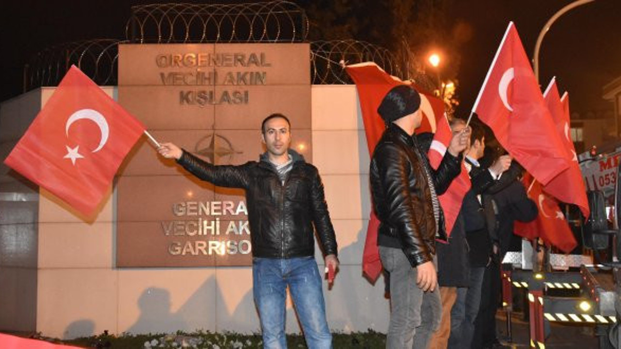 NATO kışlası önünde protesto