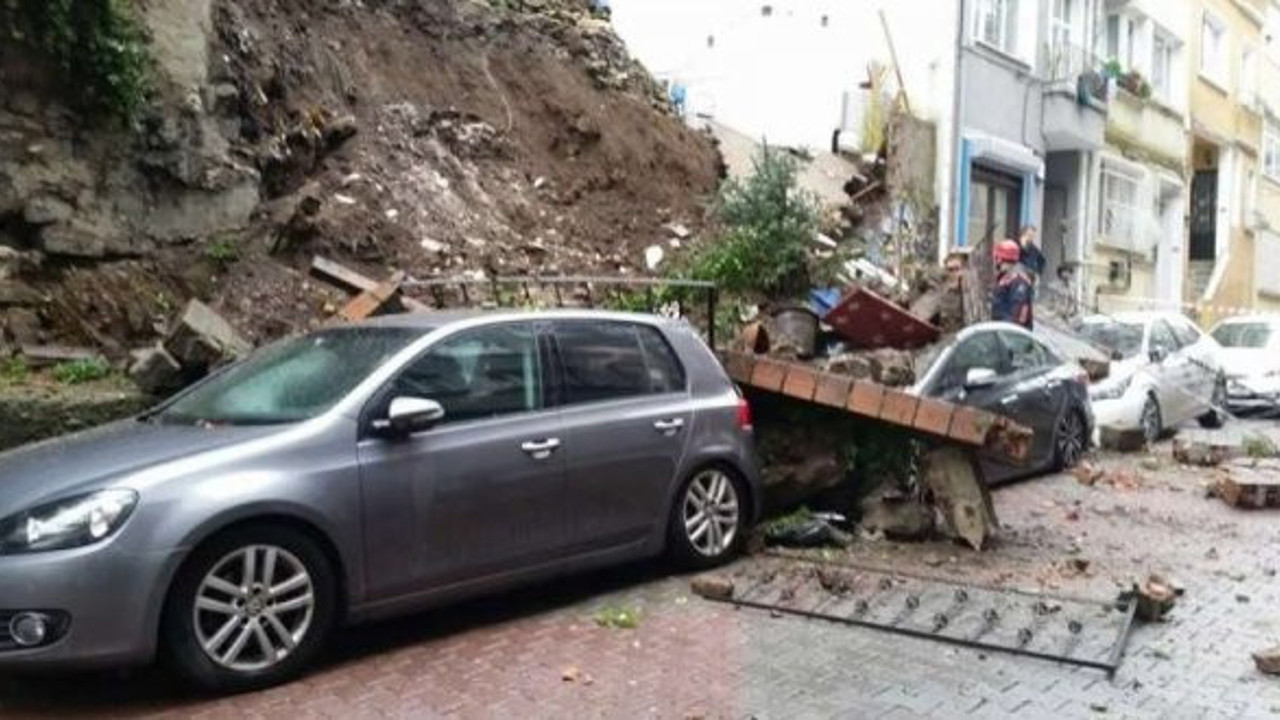 Beyoğlu’nda duvar çöktü