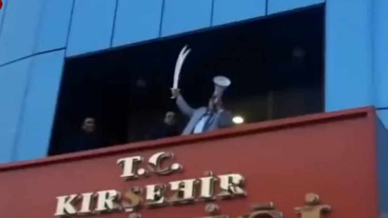 Vali Zülfikar çekti, tekbir getirdi