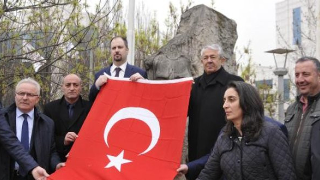 İstiklal Marşı'nın ilahi gibi okunmasına tepki