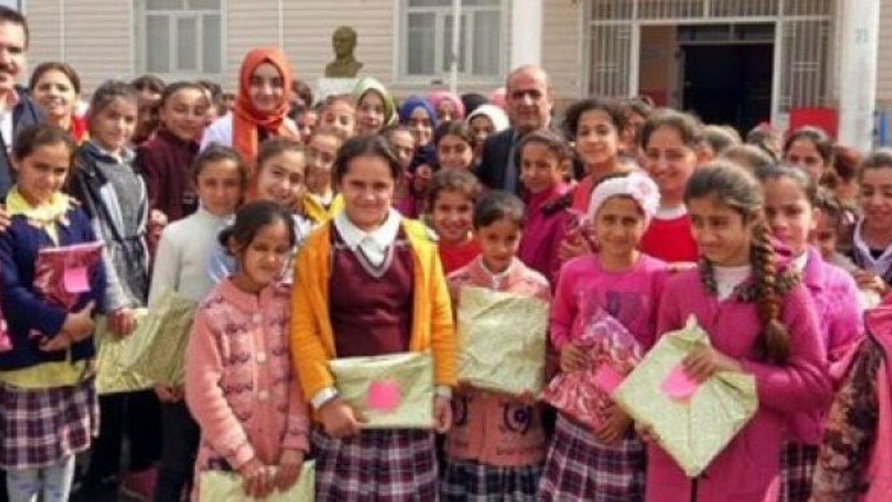 Milli Eğitim Müdürü, okulda baş örtüsü dağıttı