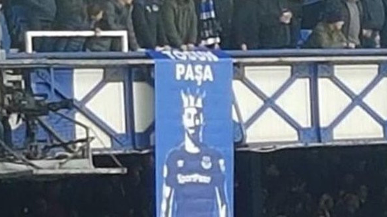 Cenk Tosun'a ingilizlerden pankart jesti