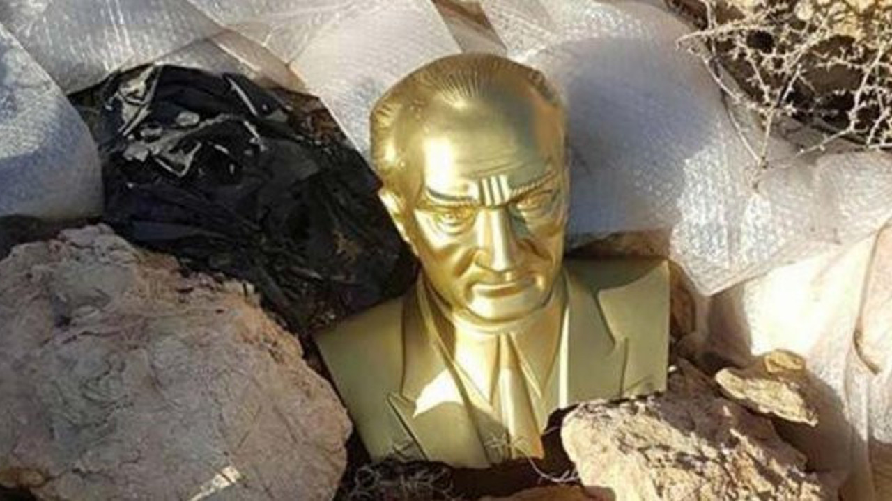 Atatürk büstüne büyük saygısızlık
