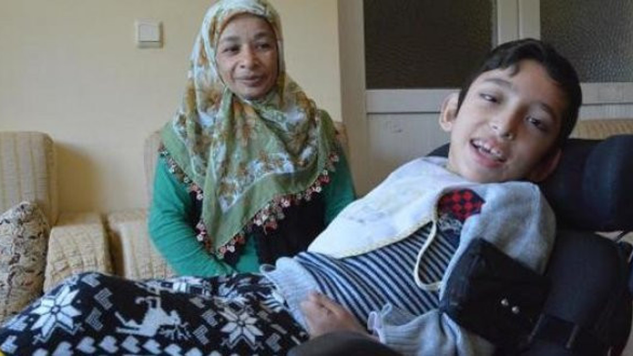 Çocuğunu her gün kucağında 7.kata indirip çıkarıyor