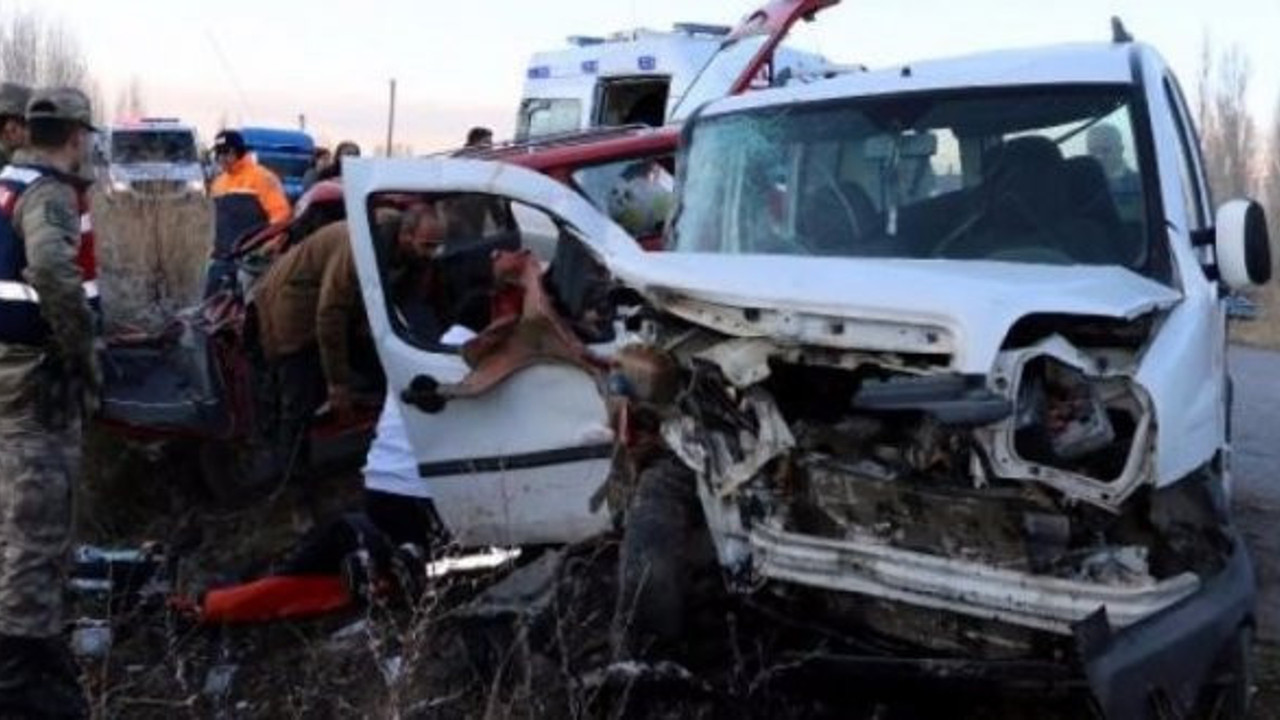 Halk otobüsü ile otomobil çarpıştı (17 Mayıs 2018)