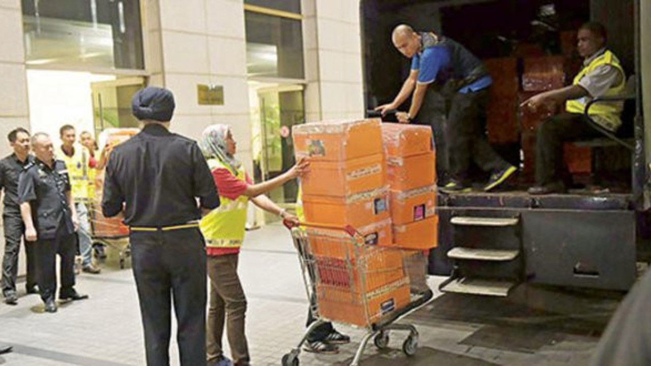 Eski başbakanın evinden 28 milyon dolar çıktı