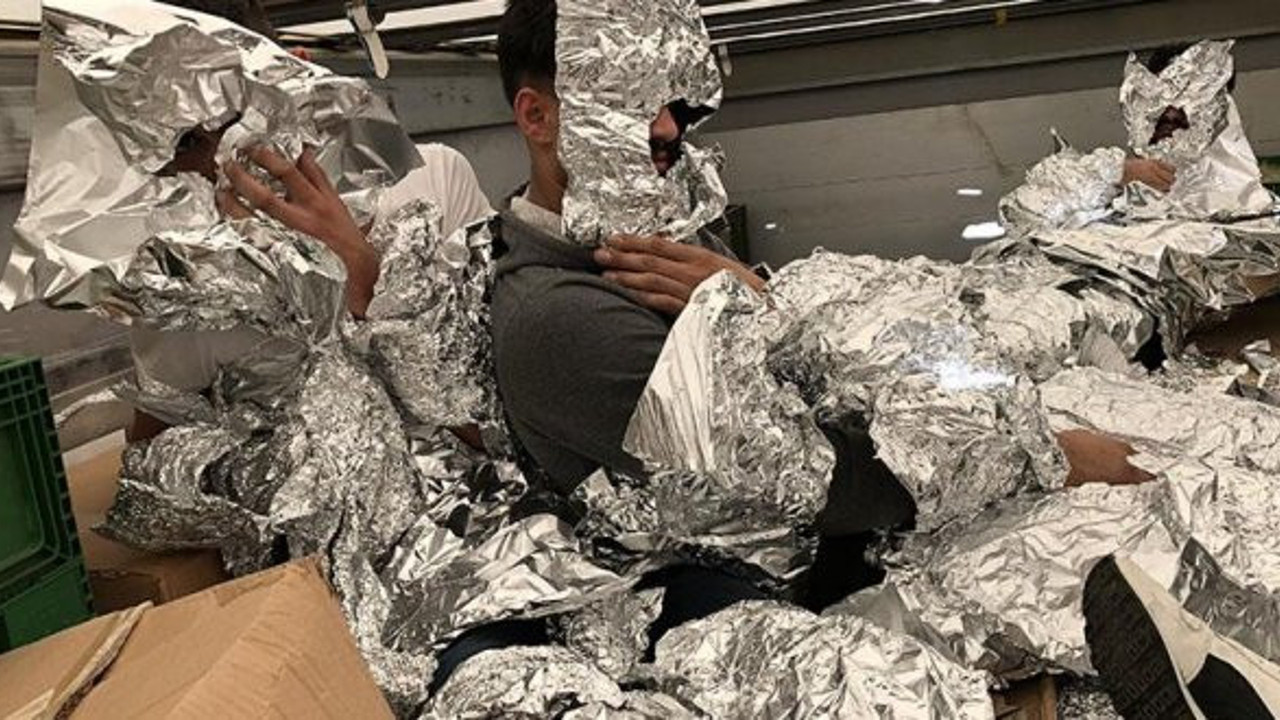 Kaçak göçmenleri folyoya sardılar!