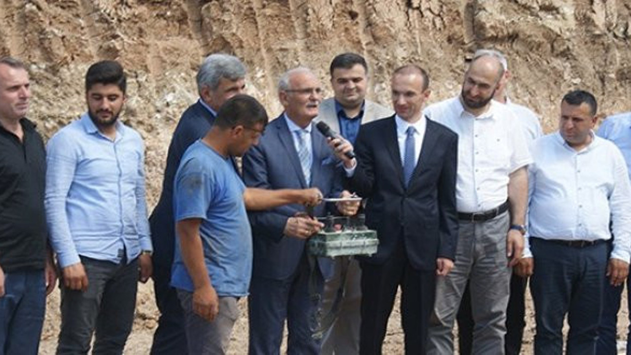 Kaymakam, AKP'li adayın mikrofonunu tuttu
