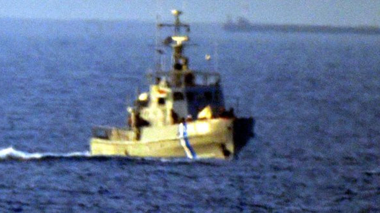 Kaçak göçmenleri taşıyan Türk kaptana ateş açıldı