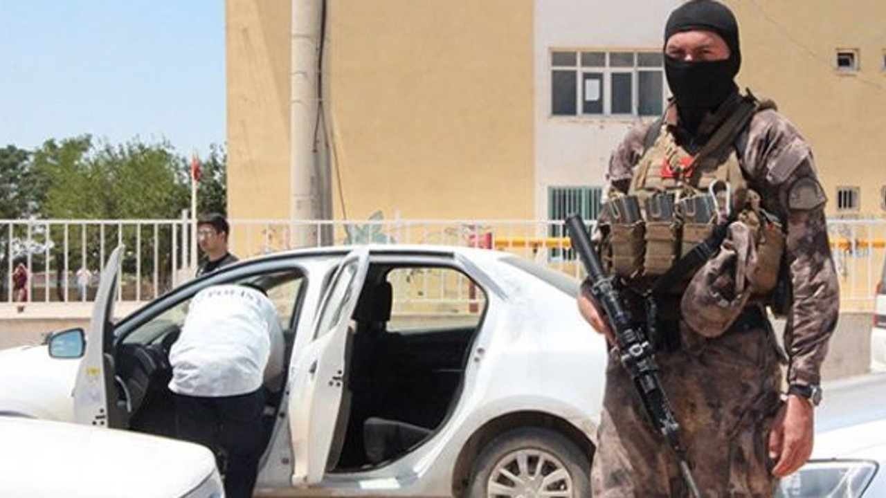 Suruç'ta 4 çuval oy pusulası ele geçirildi!