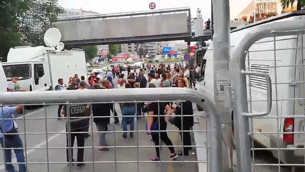 Polisten YSK önündeki vatandaşa "Burayı terk edin"