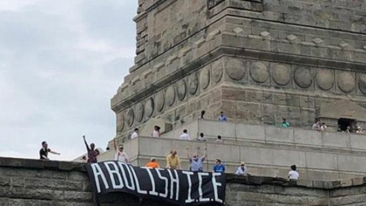 Özgürlük Anıtı’nda Trump protestosu