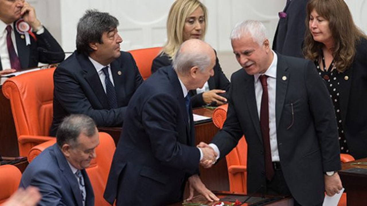 Koray Aydın ve Devlet Bahçeli el sıkıştı