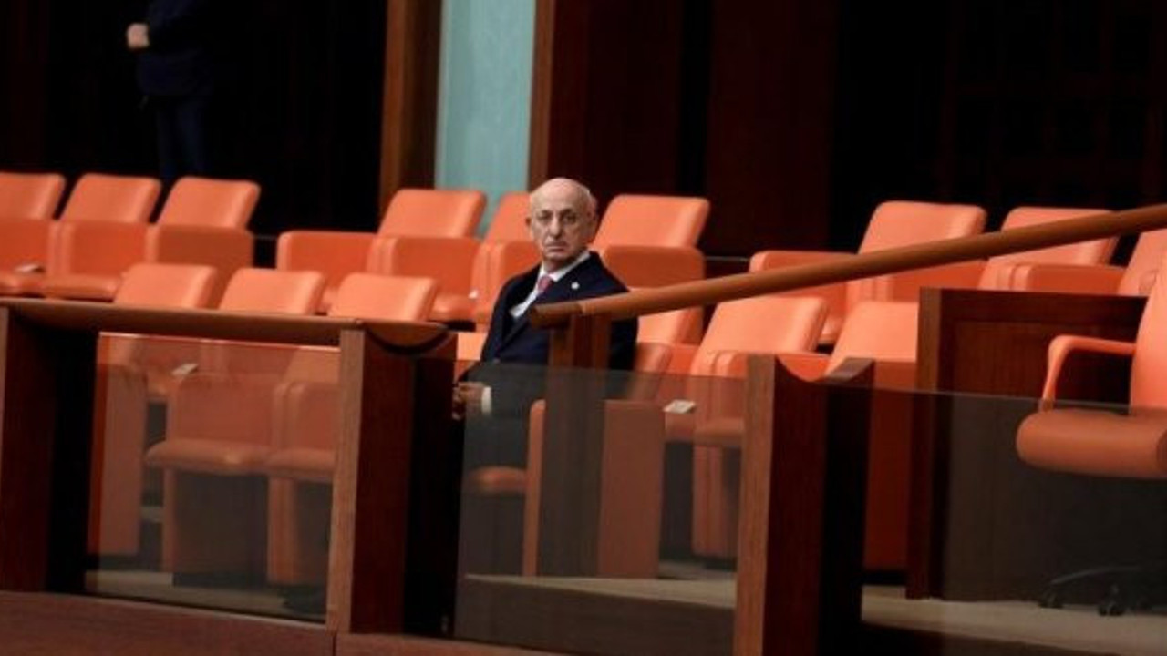 Kahraman, Meclis'i bırakmıyor