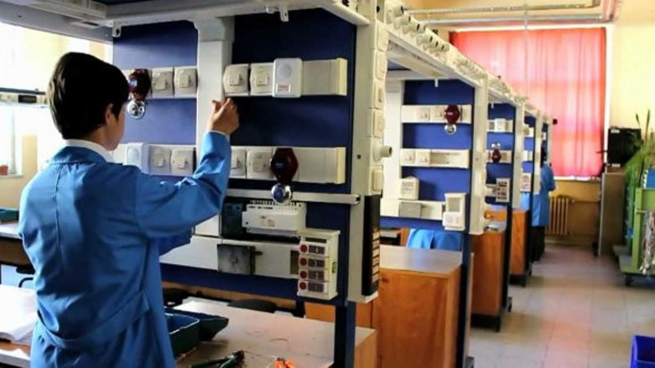 Meslek lisesi mezunları ‘tanıdık vasıtası’ ile iş buluyor