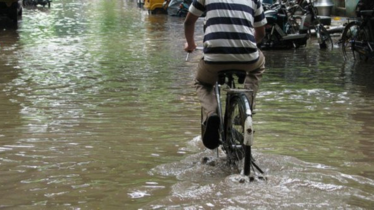 Hindistan’da muson yağmurları 569 can aldı