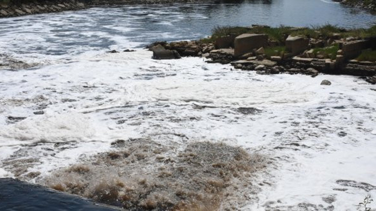 Simsiyah akan Ergene Nehri alarm veriyor