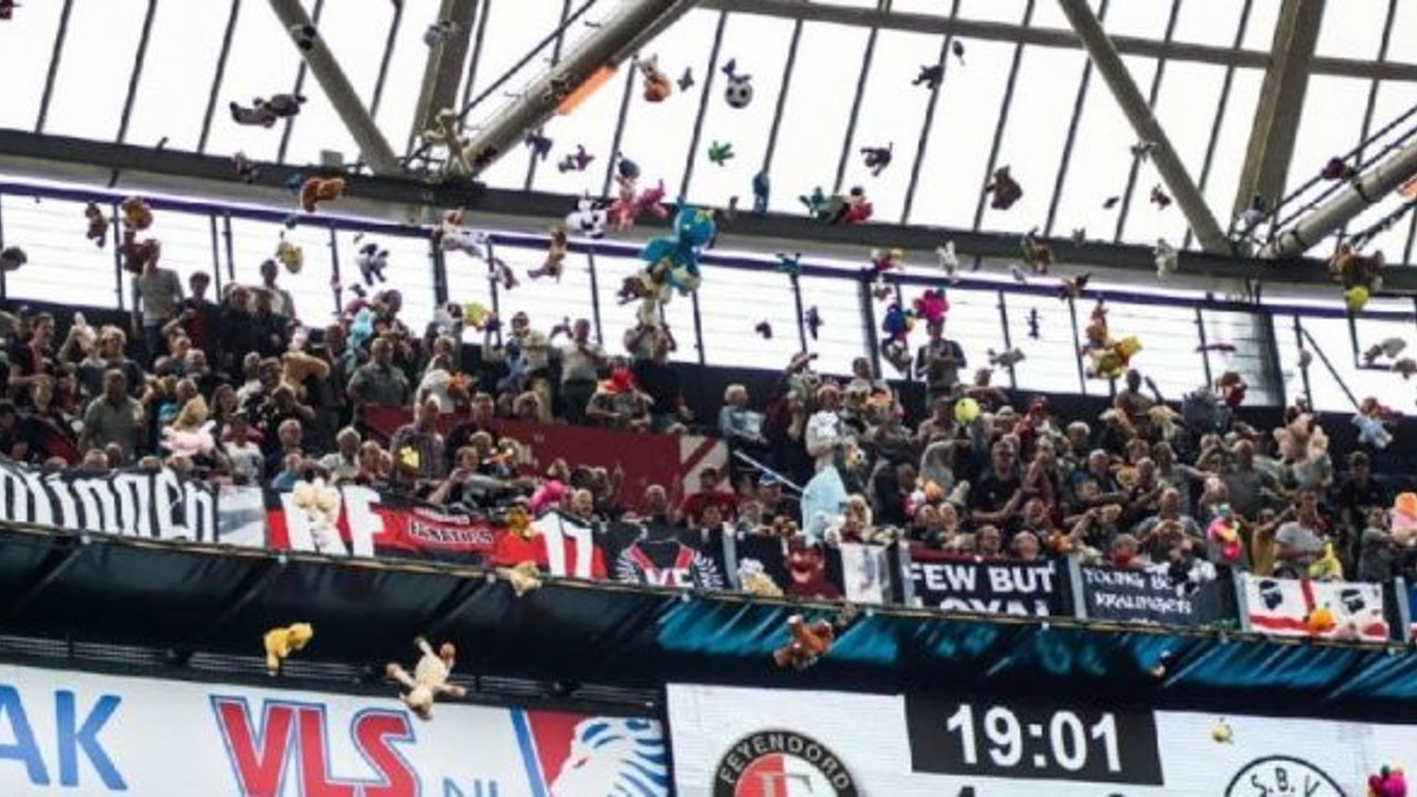 Taraftarlar sahaya oyuncak attı