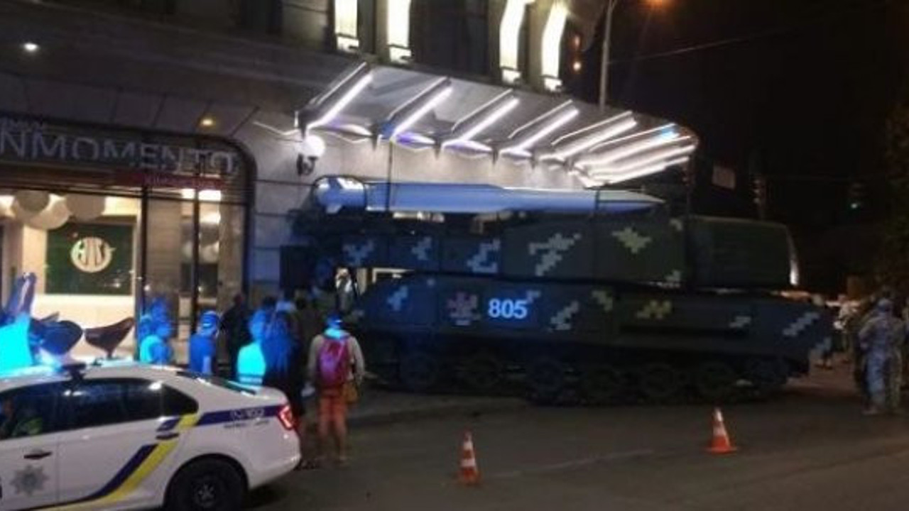 Füze taşıyan araç binaya çarptı