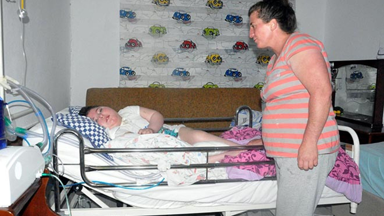 Her elektrik kesildiğinde Celal'in sağlığa tehlikeye giriyor