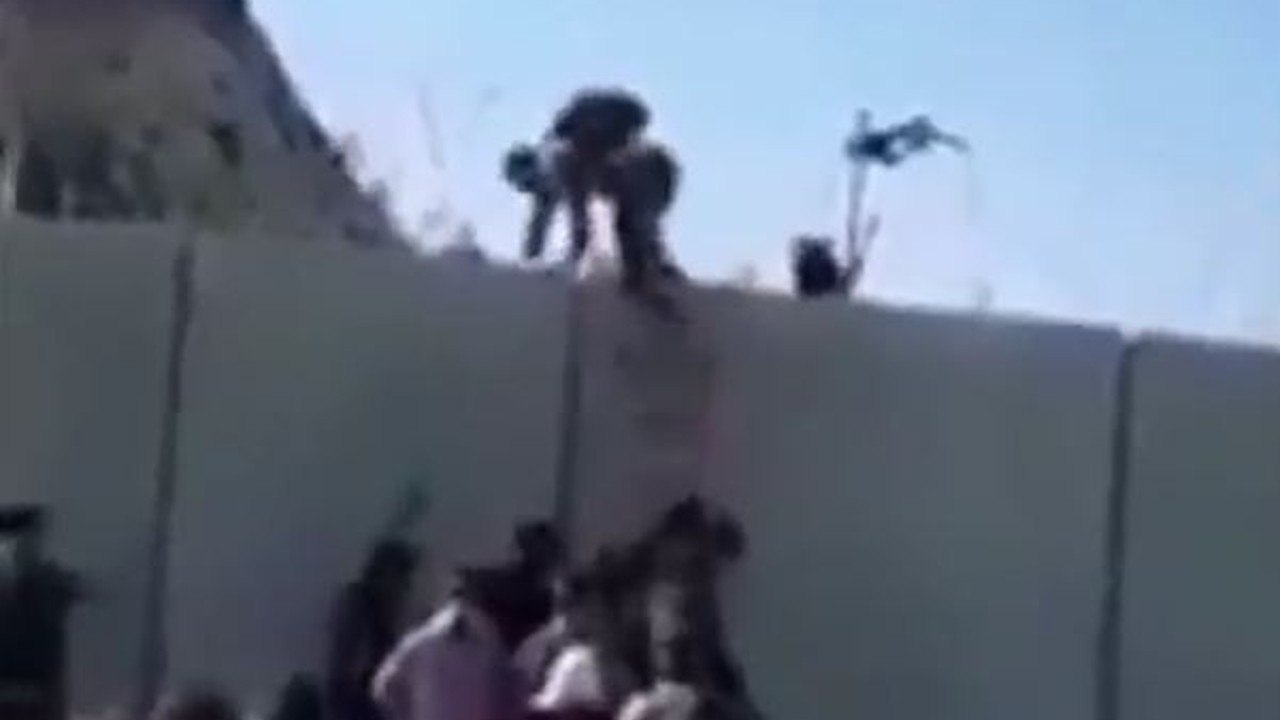 İdlib'den kaçan Suriyeliler akın akın sınırı geçiyor