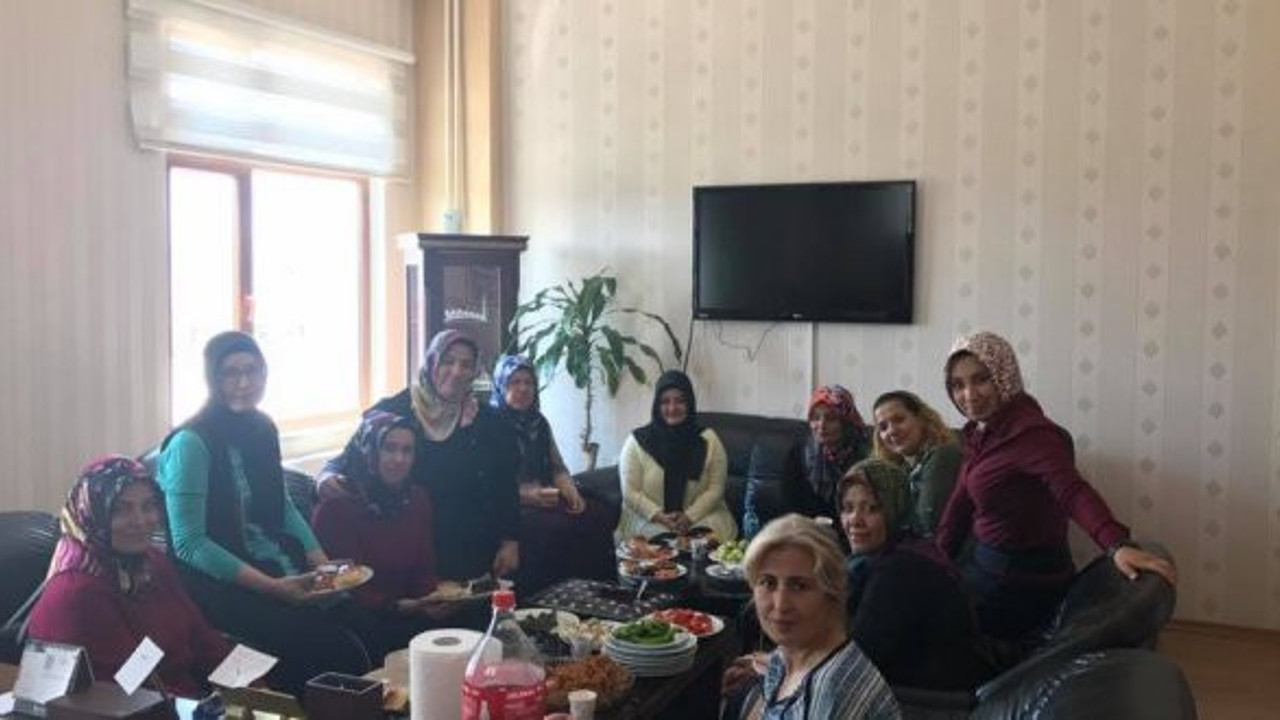 Kaymakamlık ofisinde kısır partisine inceleme