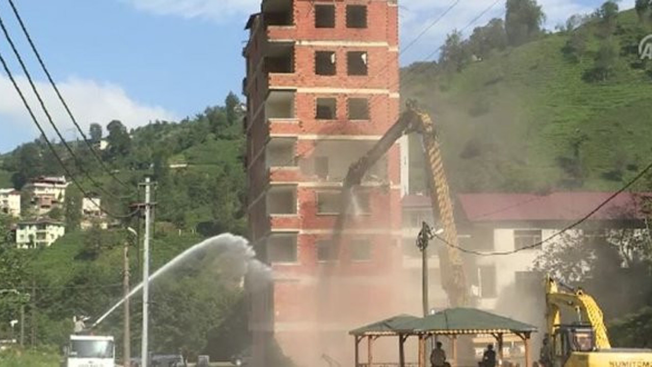 Rize'de dere yatağındaki bina yıkılıyor