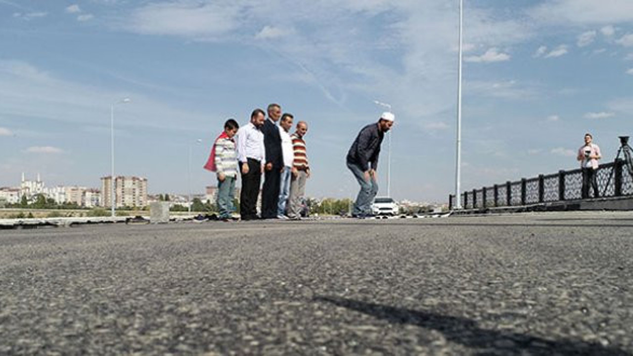 Yeni yapılan köprü için namaz kılıp kurban kestiler