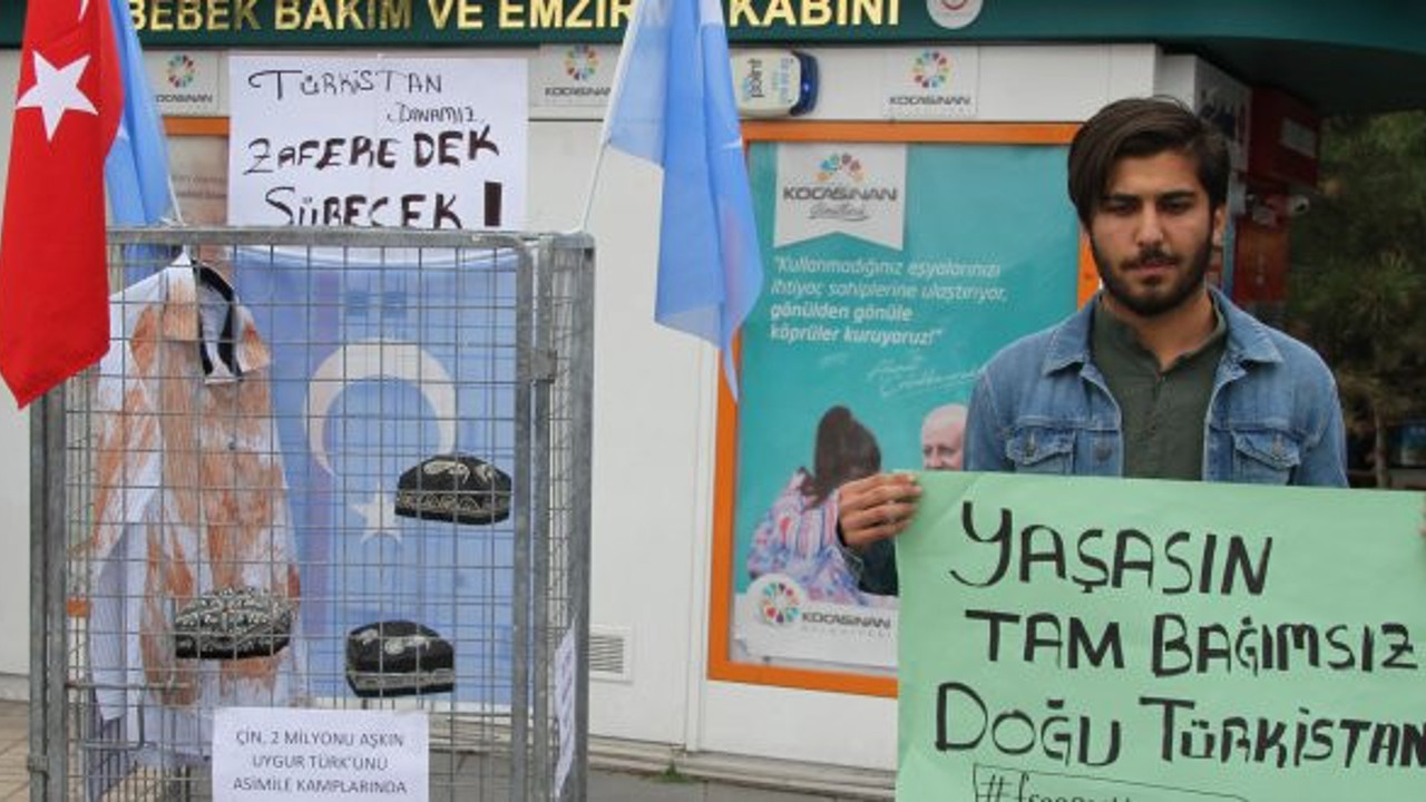 Çin zulmüne kafesli protesto!