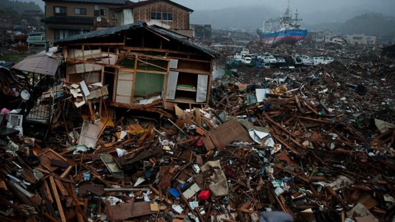 Endonezya’da doğal afetler binlerce can aldı
