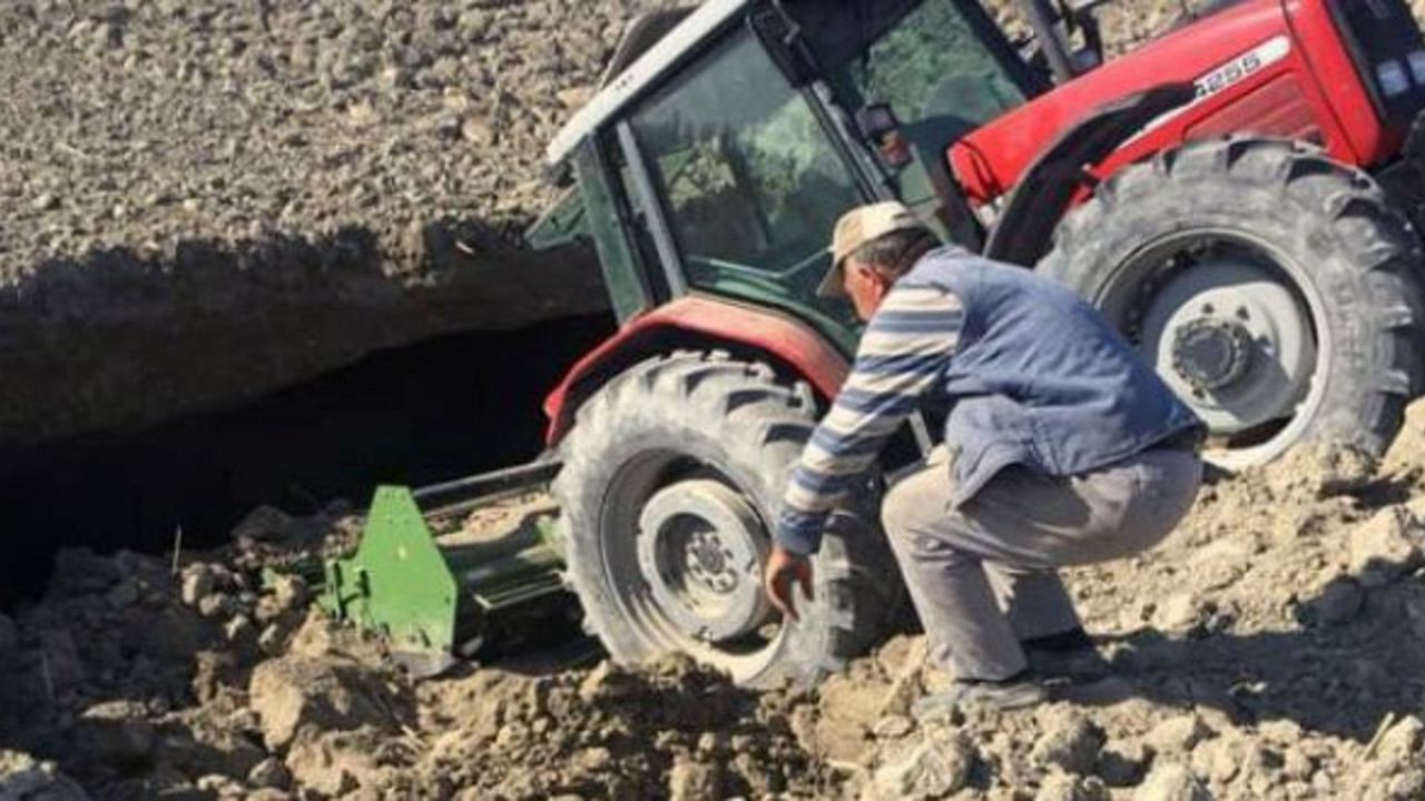 Tarla süren traktör, obruğa düştü