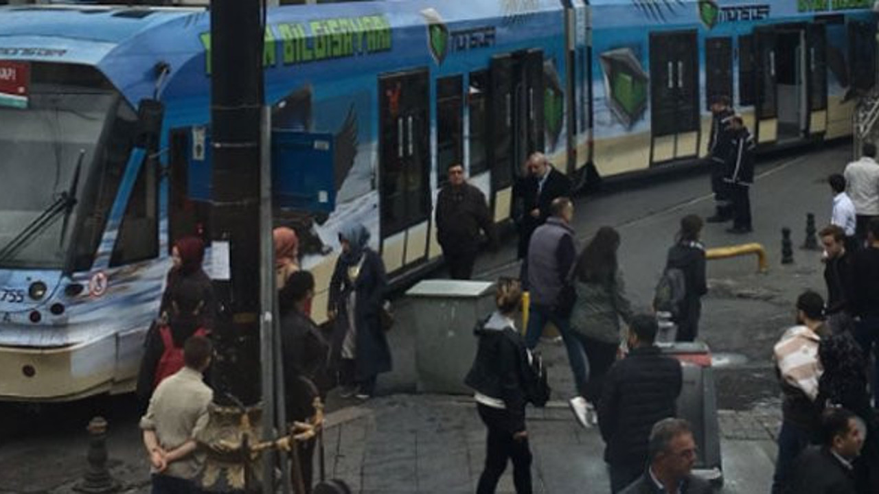 Beyazıt'ta tramvay raydan çıktı