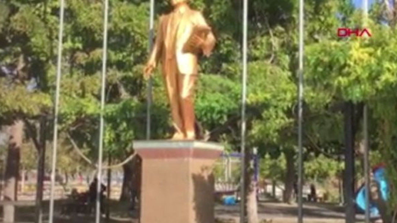 Antalya'da Atatürk heykeline sprey boralı saldırı!
