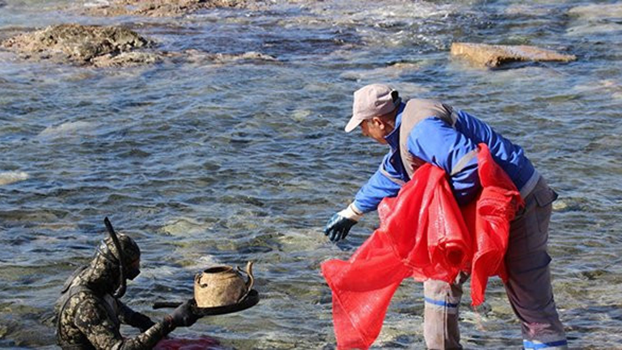 Denizden yüzlerce kilo atık çıkarıldı