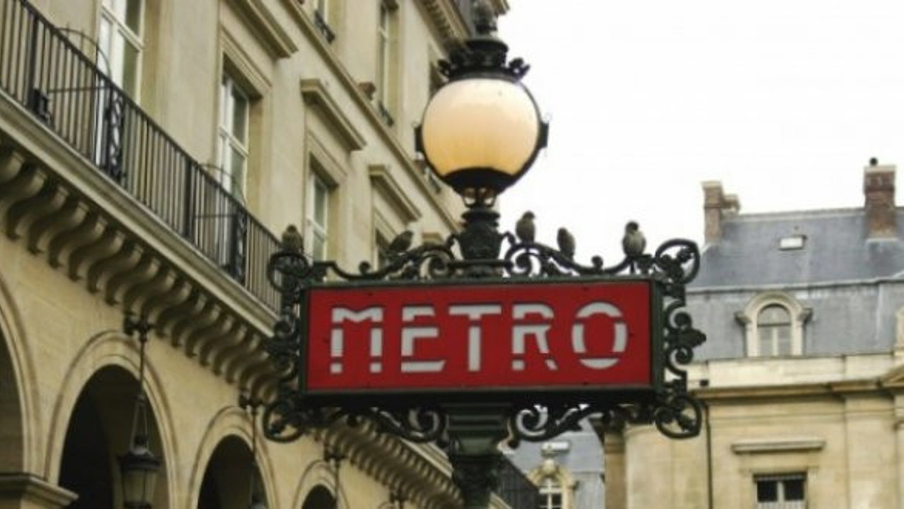 Metroda doğan bebeğe ücretsiz toplu taşıma kartı