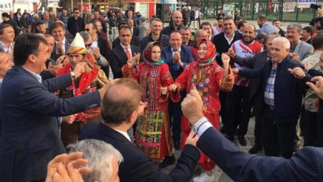 AKP'li Başkan ve CHP'li Başkan karşılıklı çiftetelli oynadı