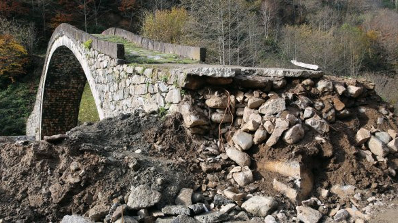 300 yıllık taş köprüyü bu hale getirdiler!