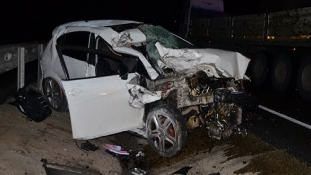 Otomobil tıra arkadan çarptı: 2 Ölü