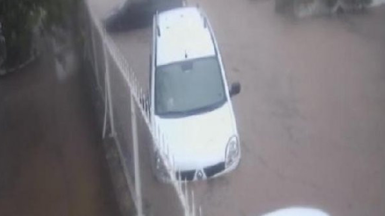 Selde sürüklenen aracını böyle kurtardı