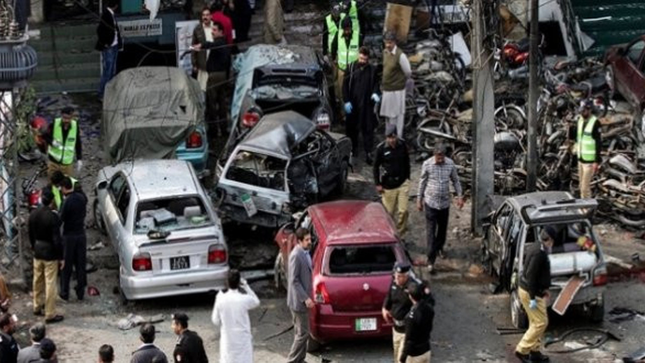 Pakistan'da dini törene saldırı: 6 yaralı