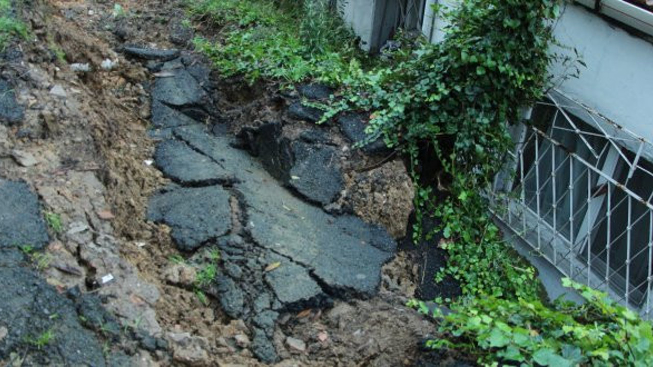 Beşiktaş Akatlar'da toprak kayması
