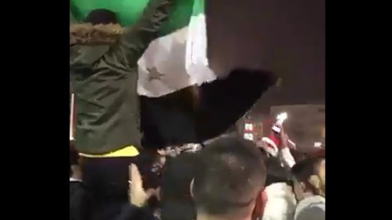 Suriyeliler, Taksim Meydanı’nda bayrak açıp slogan attı