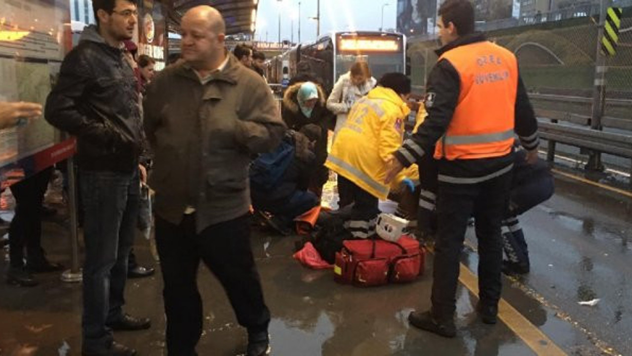 Metrobüs yolcuya çarptı: Yolcu hayatını kaybetti